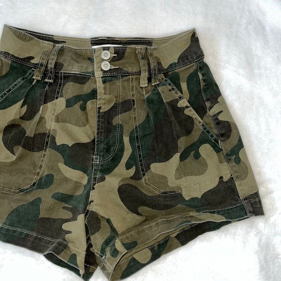 Hollister high rise camo jean shorts - Picture 3 of 5